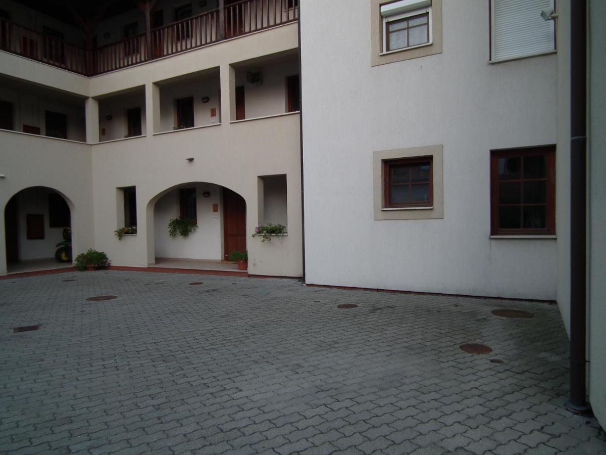 Modor Apartman Alsópáhok Rum bild